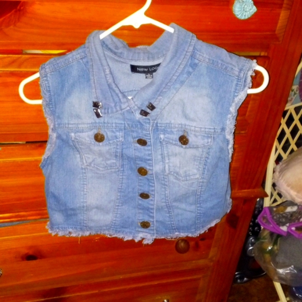 Sleeveless denim jacket
